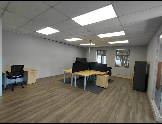 160M² OFFICE TO LET IN LYME PARK